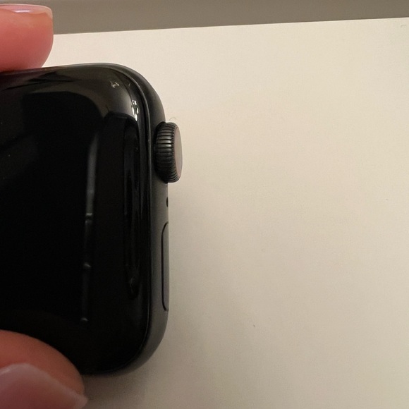 Apple Watch Series 5 40MM Space Gray Aluminum Case - Picture 5 of 9